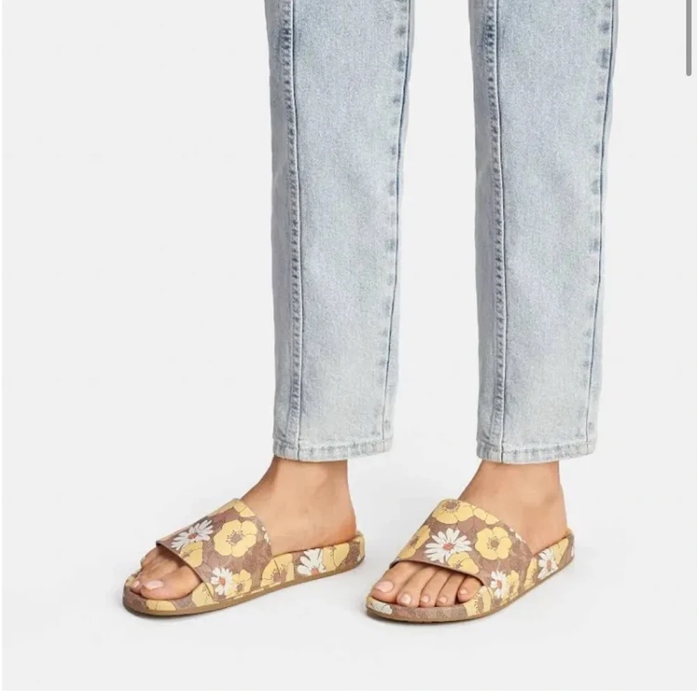 COACH
Udele Sig Floral Sport Slide
Women size 10 NEW
$95.00
Color: Beige - Picture 1 of 16